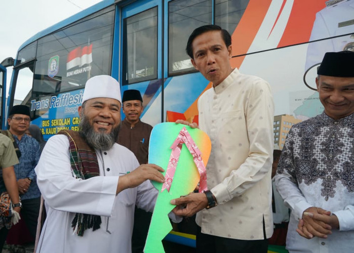 Gubernur Bengkulu Serahkan Bus Sekolah Gratis untuk Pelajar Kaur