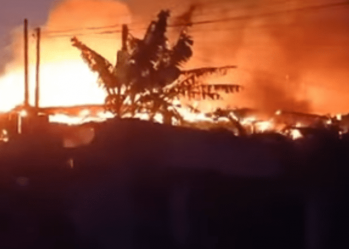 BREAKING NEWS: Kebakaran Terjadi di Jalan Merawan Kota Bengkulu, Terdengar Suara Ledakan dari Dalam Gudang