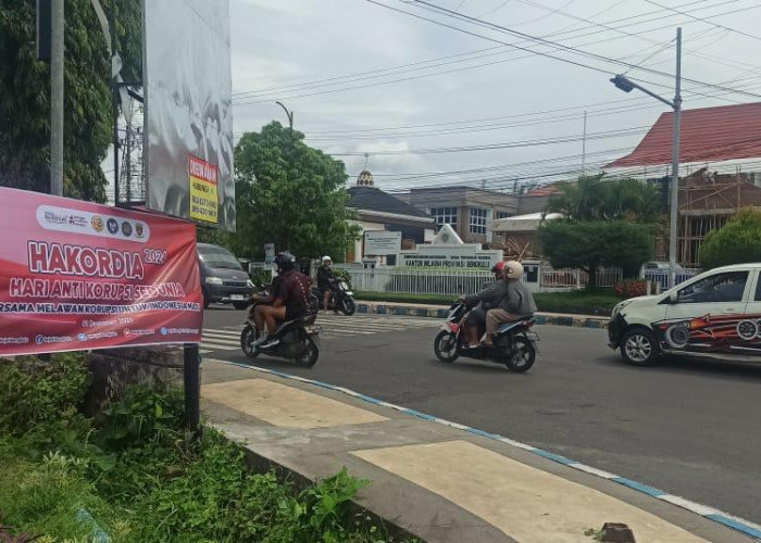 Kejati Bengkulu Ajak Masyarakat Lawan Korupsi Lewat Pemasangan Spanduk Hakordia di Titik Strategis