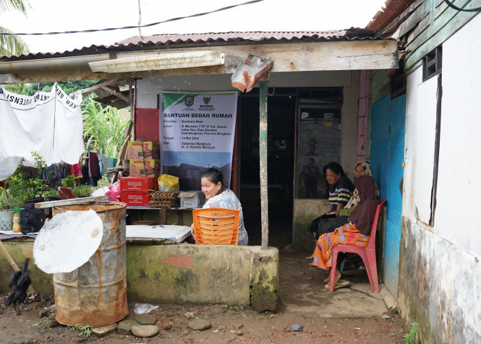 Dua Warga Kota Bengkulu Terima Bantuan Bedah Rumah, Diserahkan Langsung Gubernur Rohidin
