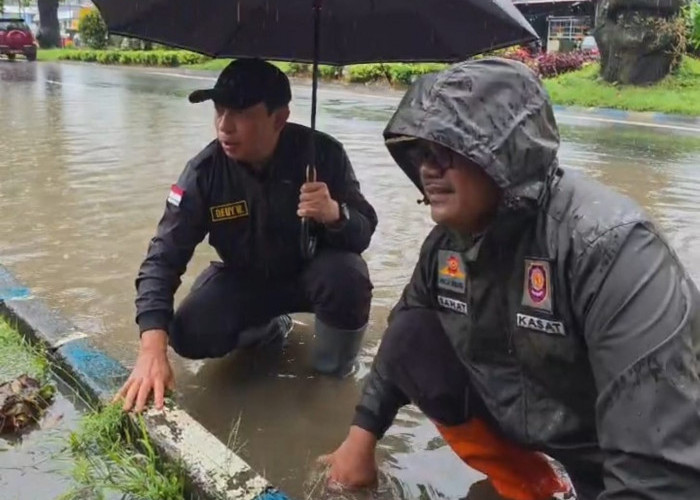 Drainase Tersumbat Sampah, Dedy Wahyudi Tinjau dan Tangani Langsung Titik Genangan di Jalan A. Yani