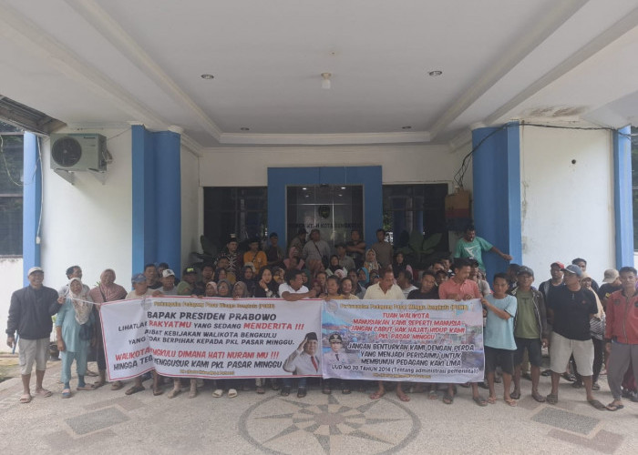 PKL Geruduk Kantor Wali Kota Bengkulu, Dialog Relokasi Gagal dan Pedagang Ancam Tetap Berjualan di Depan Mega 