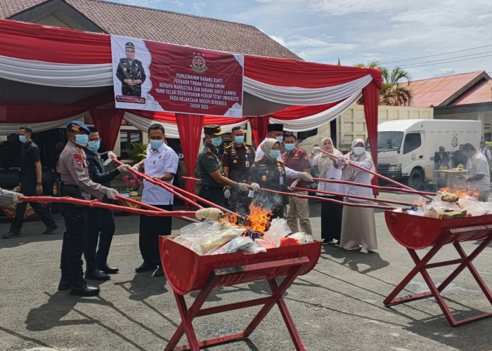 Ratusan Gram Sabu hingga Senpi Ilegal Dimusnahkan, Kejari Bengkulu Eksekusi 96 Perkara Inkracht