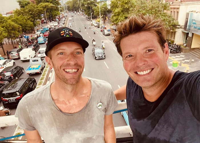 Chris Martin Coldplay Tiba di Jakarta: Outfitnya Bak Warga Lokal dan Kaki Nyeker