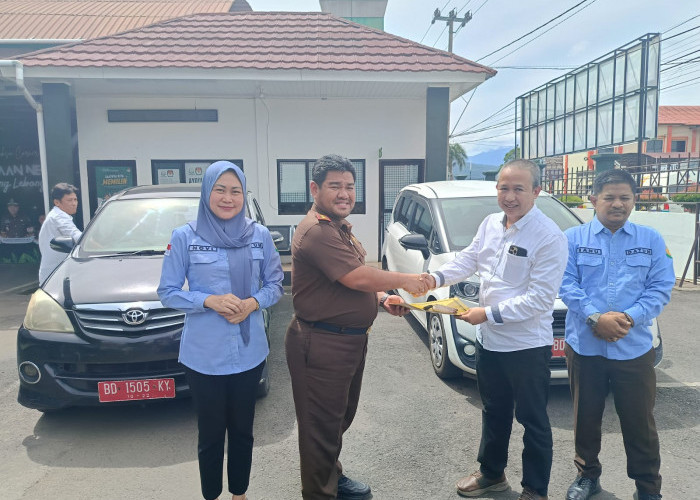 Usai Dipanggil Kejari, Mantan Ketua DPRD Rejang Lebong Kembalikan 2 Mobil Dinas