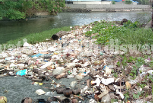  Sampah terlihat menumpuk di pinggir aliran sungai yang berada di jalan Kuala Alam Kelurahan Nusa Indah kemarin (31/7). Foto: Abi rb