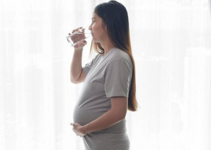 Mitos atau Fakta: Minum Air Es Saat Hamil Bisa Menyebabkan Bayi Besar?
