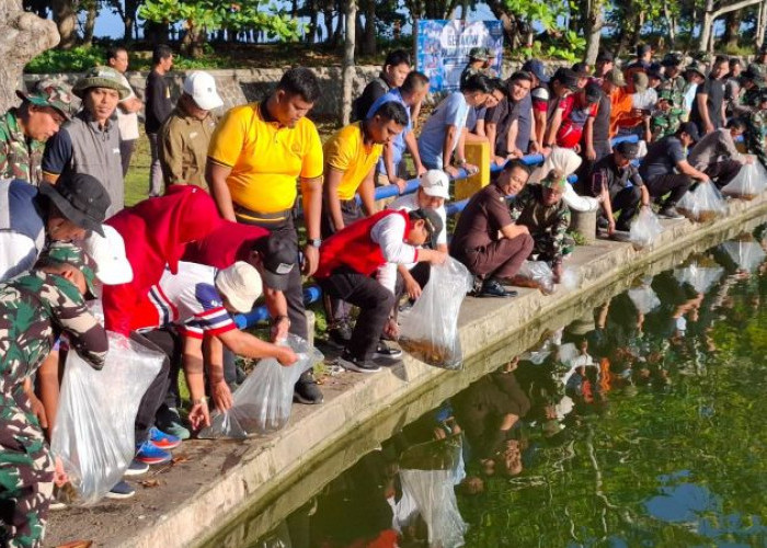 TNI, Pemda dan Warga Bersihkan Pantai Bengkulu, 2.500 Bibit Ikan Dilepas di Tapak Paderi