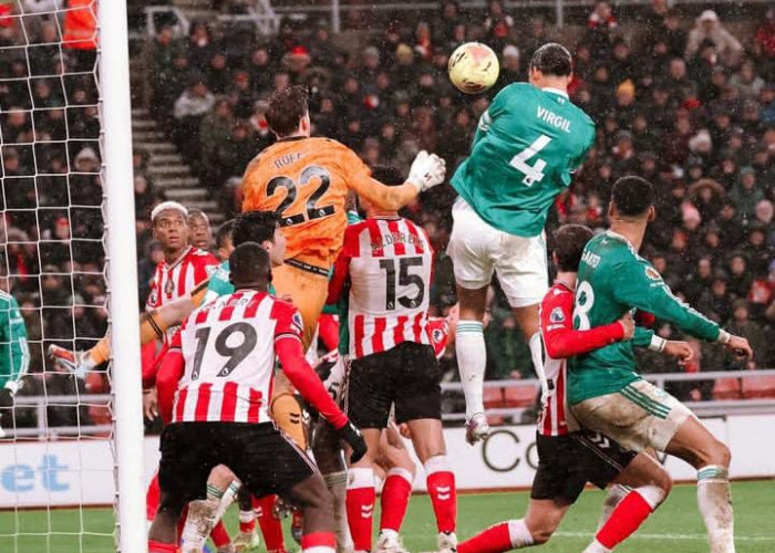 Sundulan Van Dijk Antar The Reds Raih Tiga Poin di Stadion of Light