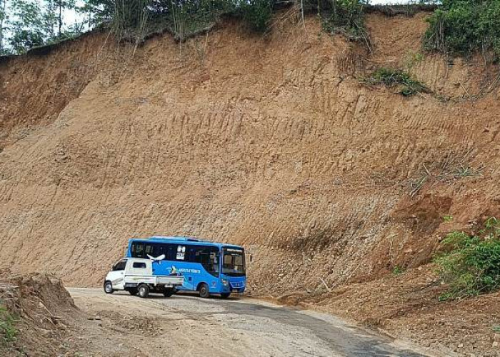 Melintas di Jalan Provinsi Curup Muara Aman, Pengendara Diimbau Waspada: Banyak Lubang dan Air