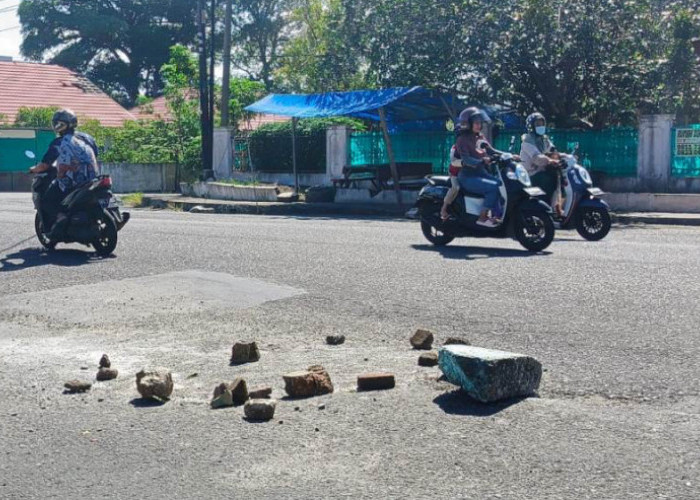 Dikritik Masyarakat dan DPRD, Dinas PUPR Bengkulu Selatan Perbaiki Jalan Rusak