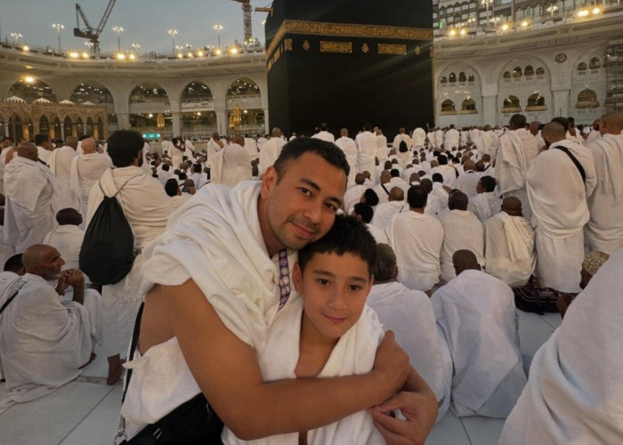 Momen Indah Rafathar Cium Hajar Aswad dan Multazam untuk Pertama Kali Saat Umroh Bersama Raffi Ahmad