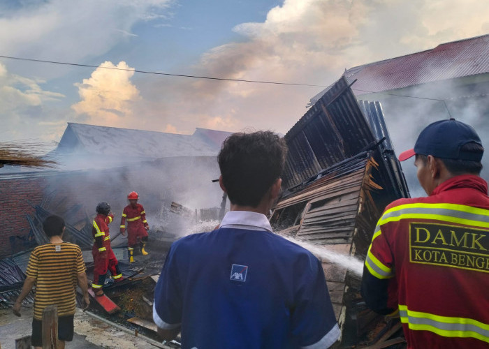 Kebakaran! Satu Unit Rumah Kontrakan di Sumur Dewa Kota Bengkulu Hangus, Begini Kronologisnya 