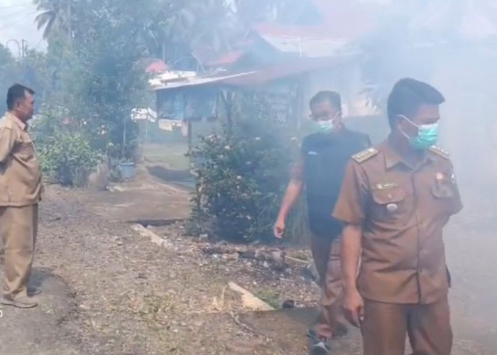 Satu Warga Terjangkit DBD, Kecamatan XIV Koto Mukomuko Lakukan Fogging