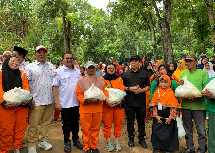 Jelang Lebaran, Petugas Kebersihan Bengkulu Terima Sembako dari DPD REI dan Pemkot