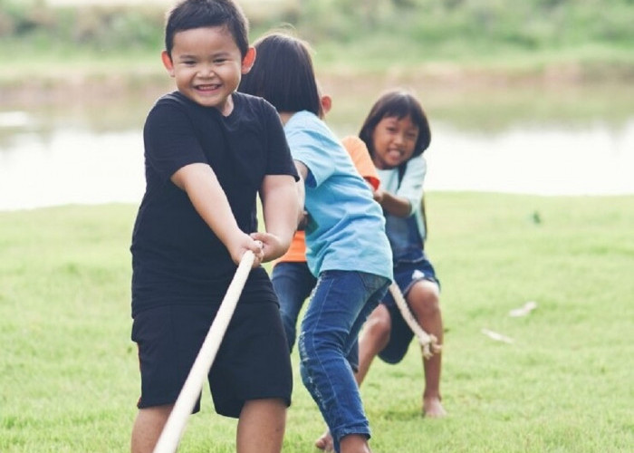 8 Manfaat Mengajak Anak Bermain Permainan Tradisional, Orang Tua Perlu Tahu!