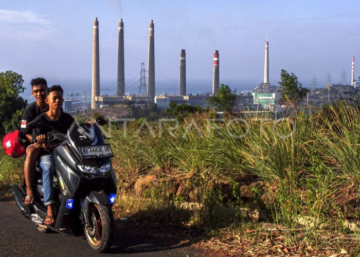 Pengendara sepeda motor melintas di sekitar Pembangkit Listrik Tenaga Uap (PLTU) Suralaya, Cilegon, Banten, Minggu (8/9/2024). Kementerian Energi dan Sumber Daya Mineral (ESDM) berencana menghentikan operasional 13 unit PLTU di Indonesia termasuk di antaranya PLTU Suralaya, PLTU Paiton, dan PLTU Ombilin karena tingginya emisi yang dihasilkan.