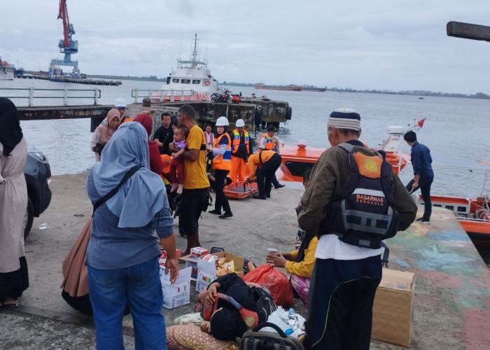 Penumpang Kapal Pulo Tello Dievakuasi Akibat Kapal Tongkang Kandas di Dermaga