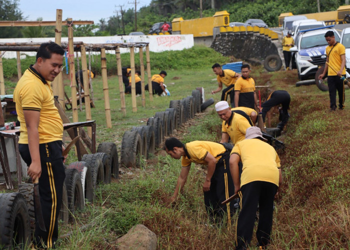 Polres Mukomuko Bersama TNI Gelar Gerakan Indonesia Asri di Pantai Abrasi