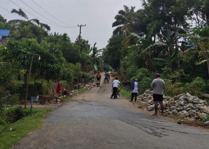 Jalan Membahayakan Warga, Tokoh Masyarakat Mukomuko Bangun Siring dan Cor Bahu Jalan Pakai Uang Pribadi