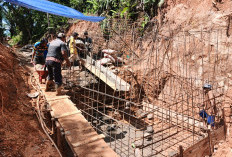 Pembangunan Jembatan Gantung Kualalangi Dikebut, Koramil 423-01/Ketahun Turun Langsung Dampingi