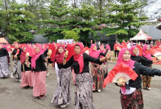 Aksi Ibu-Ibu Lenggang Cantik Hidupkan Budaya Bengkulu di Festival Kota Tua