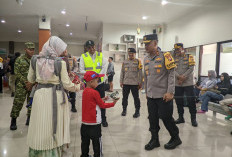 Pantau Arus Mudik Lebaran di Bandara, Kapolda Bengkulu Sapa Penumpang dan Bagi Mainan