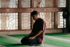  Wajib Tahu! Hukum Melintas di Depan Orang yang Sedang Salat