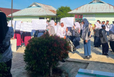 Hari Pertama Sekolah, Ratusan Siswa SMPN 5 Seluma Protes Kepala Sekolah, Bawa Poster Penolakan
