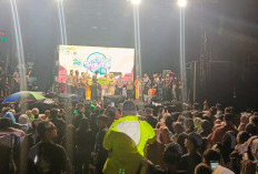 Diguyur Hujan, Festival Gurita Kaur 2026 Tetap Dipadati Warga, Lapangan Merdeka Bintuhan Jadi Lautan Manusia