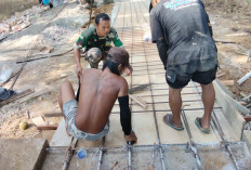 Pembangunan Jembatan Gantung Perintis Desa Pagaruyung Terus Dikebut, Babinsa Turun Awasi