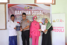 Polres Mukomuko Salurkan Bansos ke Santri, Kapolres: Keamanan Berawal dari Hubungan Baik