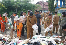 Aksi Buang Sampah Cemari Kantor Walikota, Wawali Ronny Turun Bersihkan Lokasi