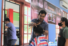 Berdayakan Warga Lokal, PEP Sangasanga Field dan PHSS Gelar Program “CurTis: Cukur Gratis” Jelang Idulfitri 