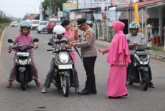 Polres Mukomuko Bagikan 1.000 Bendera Merah Putih, Warga Diajak Kibarkan di Rumah dan Kendaraan