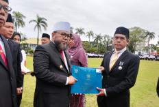 HAB ke-80 Kemenag di Bengkulu, Gubernur Helmi Hasan Sematkan Satya Lencana Karya Satya