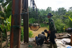 Infrastruktur Desa Diperkuat, Koramil 423-03/Lais Dampingi Pembangunan Jembatan Perintis di Desa Pagaruyung