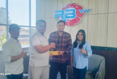 Panjat Pinang Massal HUT RI di Pantai Panjang Makin Meriah, PT Cakrawala Dinamika Energi Ikut Ambil Bagian