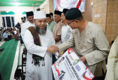 Safari Subuh di Ketahun, Helmi–Mian Serahkan Bantuan Rp50 Juta untuk Masjid Akbar