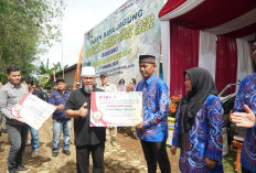 Desa Tanah Hitam Bengkulu Utara Jadi Juara Program SADESAHE, Gubernur Serahkan Hadiah Rp1 Miliar