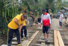 Jembatan Kayu Lapuk di Mukomuko Diperbaiki Polisi, Kini Dilengkapi Pagar Besi