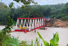 Rangka Jembatan Lubuk Silandak Ambruk Diterjang Banjir, Proyek Harus Diulang