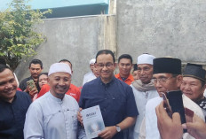 Tokoh Nasional Anies Baswedan Diberi Buku Motivasi Karya Warga Bengkulu