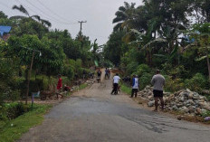Jalan Membahayakan Warga, Tokoh Masyarakat Mukomuko Bangun Siring dan Cor Bahu Jalan Pakai Uang Pribadi
